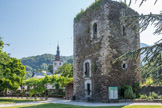 <center>Conflans : la tour Sarrasine.</center> Conflans (parfois Conflens) est une ancienne cité médiévale, bourg fortifié protégeant l'entrée de la Tarentaise, capitale de la province disparue de Haute-Savoie. Actuel quartier urbain d'Albertville, dans le département de la Savoie en région Rhône-Alpes, la cité fusionne avec le bourg de L'Hôpital-sous-Conflans pour former la ville nouvelle d'Albertville, le 19 décembre 1835.
En 1014, il est fait mention du mandement de Conflans, avec la donation de l'église Sainte-Marie par le roi de Bourgogne (Bourgogne Transjurane) Rodolphe III à sa femme Ermengarde.
La cité de Conflans était défendue par plusieurs châteaux : le château fort de Conflans édifié au XIIe siècle qui appartenait aux archevêques de Moûtiers-Tarentaise, mais que les comtes de Savoie disputaient les droits ; l'ancien castrum, appelé Châtel-sur-Conflans, appartenant à une branche de la famille de Duin et la maison-forte de La Cour, tous deux appartenant à la famille noble des Conflans. 
Le castrum de Conflans devient le chef-lieu d'une châtellenie comtale, à partir du milieu du XIIIe siècle.