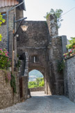 <center>Conflans et son Quartier médiéval.</center>  Les archères (meurtrières) de la Porte Tarine permettaient au corps de garde de défendre l'entrée de la ville en période de batailles. Voyageurs et marchandises passaient par cette porte pour se rendre dans toutes les provinces de Savoie et en France.