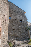 <center>Conflans et son Quartier médiéval.</center>Placée perpendiculairement à l'axe de la route, une maison de gardiens permet de surveiller les passants. Les gens d'armes ferment les vantaux de bois la nuit et les ouvrent le jour. En cas d'attaque, ils prennent place sur les planchers de bois et défendent la porte à travers les archères (ou meurtrières). En temps de paix, les gardes perçoivent les taxes sur la circulation des marchandises.