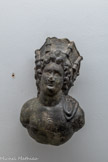 <center>Conflans : Musée d’Art et d’Histoire.</center> Le peson en bronze qui accompagne la balance est très original et inédit. Buste masculin couronné de tours il s'agirait d'un génie gallo-romain.