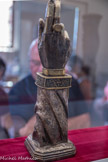 <center>Conflans : Musée d’Art et d’Histoire.</center> BRAS RELIQUAIRE de SAINT GRAT.
Argent repoussé sur âme de bois, XVe siècle.
Le reliquaire est destiné à recevoir les reliques d'un Saint, c’est-à-dire tout ce qui reste de lui après sa mort (ossements, cendres, vêtements ou out objet utilisé durant sa vie sur terre).
Contre la condamnation du Culte des Reliques des Saints par les Protestants, le Concile de Trente (XVIe siècle) réaffirma non seulement le droit, mais aussi le devoir de tout catholique d'honorer les Saintes Reliques. Ce culte est d’autant plus légitime et nécessaire pour Rome que Dieu glorifie lui-même les Reliques par de merveilleux privilèges et d'innombrables miracles.
Le reliquaire de Saint Grat renferme un fragment d'os du bras du Saint. L'inscription gothique mentionne que « Le Révérend Père Seigneur Oger, évêque d'Aoste, fit faire [ce reliquaire] en l'honneur de Saint Grat, l'an 1432. Qu'il se réjouisse avec les bienheureux ». Ce reliquaire en forme d’avant-bras fut offert