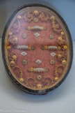 <center>Conflans : Musée d’Art et d’Histoire.</center> Reliquaire portatif— 19e siècle — Savoie. L’art des Visitandines.
Les religieuses réalisaient dos motifs avec du papier roulé. De minces bandes de papier enroulées et frisées avec habileté et rigueur étaient dorées ou peintes sur ta tranche et fixées sur un support rigide, dans une boite en carton de faible profondeur. Cet art permettait aux religieuses, à peu de frais, de réaliser des reliquaires dans lesquels de petites bandes de papier identifiaient chaque relique Le début du XXe siècle vit l'apparition de bandes de papiers unicolores orange et une grande austérité dans l'exécution. C'est à cette époque que ce type de réalisation prend fin en France, mais il est toujours pratiqué dans les monastères de la Visitation de Bavière et a repris depuis peu à la Roche-sur-Yon (Vendée).