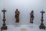 <center>Conflans : Musée d’Art et d’Histoire.</center> Vierge A l'Enfant – 17e siècle — Conflans.
Christ à la colonne — 17e siècle — Savoie.
Paire de chandeliers — 17e siècle — Savoie — L.U. Eglise de Conflans. Les Savoyards, grâce à leur position au cœur des Alpes, participent au grand courant des échanges européens, et particulièrement des échanges artistiques.
Entouré par la puissante Bourgogne, la riche Genève, liée à la France et traversée par les grandes routes permettant de se rendre en Italie, la Savoie absorbe de multiples influences.
Les influences sont telles que certains historiens, pour la période médiévale et la Renaissance hésitent à parler « d’art savoyard ». Pourtant cet art existe, les savoyards sachant également s'approprier les « modèles » pour les adopter et les adapter.
A l'époque baroque, l'art reste un témoin de ce brassage de pratiques et d'influences. Nous ne pouvons ignorer les ateliers de la Val Sesia au pied du Mont-Rose, formant ces artistes qui allaient « faire » les églises savoyardes et leur mobilier, comme nous ne pouvons ignorer les ateliers locaux avec les dynasties devenues célèbres comme celle des Clappier en Haute-Maurienne.
Le baroque n'est pas né en Savoie. Les Savoyards ont su s'approprier ce modèle Imposé de l'extérieur et lui donner une expression propre, notamment grâce à la matière : le bois.