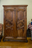 <center>Conflans : Musée d’Art et d’Histoire.</center> Armoire fin Louis XIV - début régence.
Facture lyonnaise en noyer massif et dos en hêtre massif.
Pieds tournés en « raves » - Croix de l'Ordre de malte. XVIIIe siècle