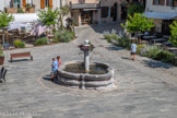 <center>Conflans et son Quartier médiéval.</center> Grande-place. La fontaine vue du musée.