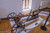<center>Conflans : Musée d’Art et d’Histoire.</center> Charrue. Soc en bois recouvert de fer. Roues en bois et fer.