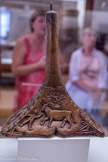 <center>Conflans : Musée d’Art et d’Histoire.</center> Tabouret à un pied utilisé pour la traite des animaux.
