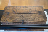 <center>Conflans : Musée d’Art et d’Histoire.</center> Coffret de mariage.
Noyer et arolle (pin cembro) — XVIIIe siècle. Facture savoyarde — Aime (Tarentaise)