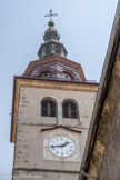 <center>Conflans et son Église baroque Saint-Grat.</center> Sur le 3ème étage d’une tour quadrangulaire, s’élève une tour octogonale d’où s’échappe la voix grave du beau bourdon de Conflans, accompagné par les tintements clairs des trois autres cloches.