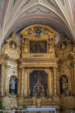 <center>Conflans et son Église baroque Saint-Grat.</center> Le goût du temps voulait que l'on ornât le fond plat du chœur d'un monumental retable. Celui-ci fait penser à une scène de théâtre sacré, dont l'autel serait le centre. C'est l'idée qu'a lancée Bernin : l'autel est une architecture dont toutes les formes sont en mouvement. Mais ces principes ont été tempérés en passant les Alpes.