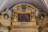 <center>Conflans et son Église baroque Saint-Grat.</center> Ce retable, dont l’allure est plus équilibrée que certains autres retables de Maurienne et de Tarentaise, est pourtant encore peuplé de saints et d’anges.
La partie supérieure est réservée au tableau de l’Assomption de la Vierge au milieu des anges ; deux cariatides supportent un fronton épousant le plein cintre de la voûte, où plane une colombe, accompagnée de têtes d’anges, sortant des nuages. Sur les côtés, deux bustes en une décoration contournée. Ils représentent Philibert Rosset et sa femme Marguerite.