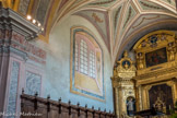 <center>Conflans et son Église baroque Saint-Grat.</center> Par souci de symétrie, une fausse fenêtre en trompe-l'oeil a été peinte sur le mur gauche.