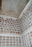 <center>Le château de Teillan. </center> Le pigeonnier est une pièce carrée immense. La partie basse est constituée de 12 rangées de tuiles renversées qui sont les nids pour les couples, et la partie haute un empilement de 7 rangées d'amphores qui sont les couvoirs.
