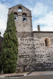 <center>Alba-la-Romaine</center>Le clocher mur à 3 ouvertures de l'église saint André. Le clocher-mur qui menaçait ruine a été reconstruit au XIXe siècle. Une de ses trois baies abrite une cloche datée de 1538, récupérée dans l'une des anciennes églises d'Aps désaffectées après les troubles religieux.