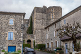 <center>Alba-la-Romaine</center>Place du château. 475 : La cité antique, Alba Helvorium, est abandonnée par ses habitants suite au transfert du siège épiscopal décidé par les évêques de Viviers. Les vignes recouvrent la cité pendant 6 siècles et la cité sert de carrière où l’on récupère des pierres calcaires déjà taillées.

XI ème siècle : construction du donjon carré sur un dyck volcanique autour duquel la population se regroupe formant le 1er castrum. Par la suite, il deviendra un château fort et l’aspect actuel date du XVII ème siècle, époque de la renaissance.

1240 : Fortification des enceintes médiévales d’Aps et de La Roche d’Aps. Aps était une baronnie.

1267 : Pons II de Deux Chiens se rallie à la couronne de France. A la suite du mariage entre Blonde de Deux Chiens et Giraud d’Adhémar, seigneur de Grignan, la seigneurie d’Aps appartient à la famille Adhémar.