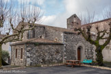 <center>Alba-la-Romaine</center>Eglise saint André. La construction de l’église Saint André s’étend sur un siècle de 1598 à 1699. La nef est d’abord élevée, puis les travaux sont interrompus jusqu’en 1627.
Ils reprennent à cette date avec la construction du chœur. En 1639, la nef est prolongée à l’ouest et flanquée d’un clocher. Autour de 1685, une chapelle latérale est ouverte au nord. En 1699, l’adjonction de la sacristie, à l’est de la chapelle, achève l’édification de l’églis. Elle succède comme lieu de culte à la chapelle castrale Saint André (à l’angle des rues de l’Arceau et du Four) mais aussi aux églises Saint Pierre et Saint Martin éloignées de l’agglomération et détruites durant les Guerres de Religion (entre 1540 et 1598, date de l’édit de Nantes qui met fin aux guerres de religion sous Henri IV). Depuis le milieu du XVIIème siècle jusque vers 1850, le cimetière occupait une partie de la place du château actuelle.