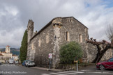 <center>Alba-la-Romaine</center>Eglise saint André. Sa particularité  c’est qu’elle est adossée au mur d’enceinte taluté des fortifications du XVe siècle, qui était renforcé à l’angle sud-est d’un élément de défense : une échauguette dont on voit encore la base.