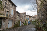<center>Alba-la-Romaine</center>Rue du Four. La particularité d’Aps et de La Roche c’est son architecture mêlant le basalte, pierre noire d’origine volcanique, et le calcaire, pierre blanche, dont une partie est récupéré sur les ruines de l’ancienne cité antique d’Alba. Ces pierres calcaires déjà taillées étant utilisées le plus souvent pour l’encadrement des portes et des fenêtres, pour la construction des escaliers, alors que le basalte plus difficile à tailler constituait en grande partie les murs.