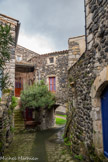 <center>Alba-la-Romaine</center>La Grande Rue aboutissant au portail de la Trappe.