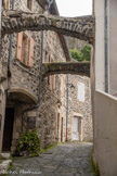 <center>Alba-la-Romaine</center>Rue du Four. A gauche, la capelle Saint André. Entre les maisons enjambant la rue, on remarque la présence d’arc-boutants servant à renforcer les murs des maisons se faisant face.