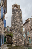 <center>Alba-la-Romaine</center>Il semble que les ouvriers chargés d’édifier la tour ont réutilisé l’angle de l’ancienne halle médiévale. La tour de l’horloge est un beffroi (appelé aussi campanile dans le midi de la France), elle symbolise l’autonomie et la puissance de la ville.