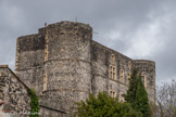 <center>Le château</center>Façace Sud Est., vue de l'Escoutay. Sur les tours, les trous sont les vestiges d'un système d'accrochage de hourds, témoins d'un ancien chemin de ronde de bois, rappellent la fonction défensive de l'édifice.