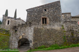 <center>Le hameau de La Roche</center>A quelques minutes à pied du village, on trouve le hameau de La Roche construit avec les mêmes matériaux que ceux d’Alba. En 1240 le seigneur d’Aps devient co-seigneur de la Roche. Ce petit bourg a été fortifié en même temps qu’Aps : on y trouvait 7 tours et 3 portes. La Roche était une localité bien distincte, indépendante d’Alba. 42 habitations y étaient construites... Ici, le portail de la Trappe, une des 3 portes de la ville fortifiée menant à la rivière de l’Escoutay. La porte garde trace des vestiges d’une bretèche.