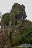 <center>Le hameau de La Roche</center>Dans le hameau de la Roche, le donjon primitif se laisse deviner par quelques murs implantés au sommet du neck volcanique autour duquel s’est regroupé l’habitat (le roc St Jean)