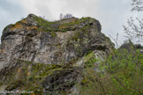 <center>Le hameau de La Roche</center>Le roc Saint-Jean. Au sommet, vestiges du donjon.