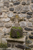 <center>Le hameau de La Roche</center>La chapelle. Devant une croix en calcaire, fichée dans une base en basalte, porte la signature Vernet et la date 1817.