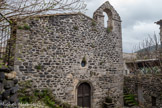 <center>Le hameau de La Roche</center>La chapelle. En 1667 une chapelle est construite. Aujourd’hui il n’y a plus de cloche : cette dernière est à Viviers dans l’église St Laurent. Devant une croix en calcaire, fichée dans une base en basalte, porte la signature Vernet et la date 1817.
En 1970, la chapelle de La Roche est restaurée en vue de devenir le musée archéologique du village. Aujourd’hui, une mosaïque scellée au sol de la chapelle garde trace de ce projet. Découverte en 1967 dans une maison d’un helvien notoire, elle présente des formes géométriques toutes simples, en noir sur fond blanc. On date ces motifs entre le Ier et le IIIe siècle.