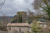<center>Le hameau de La Roche</center>Le roc Saint-Jean. En 1948, le peintre André Lhote publie dans le journal Combat un texte invitant artistes et intellectuels à venir s'installer dans, les maisons et ruines d'Alba : « Quel est l'artiste, l'intellectuel possédant dans quelque fond de tiroir une ou deux douzaines de billets excédentaires, qui reculera devant l'oeuvre enivrante à accomplir : sauver une belle maison ancienne, miraculeusement rescapée de la guerre et du mépris universel ?»
L'appel est entendu et dès l'année suivante des peintres, des sculpteurs, des graveurs et céramistes de toutes nationalités vont découvrir Alba et plus particulièrement le hameau de «la Roche».
Ces artistes ont eu en commun la vie à Montparnasse, leur fraternité de l'École de Paris, leurs études auprès des grands maîtres de cette époque. Tous sont en quête de nouvelles valeurs et, dans l'utopie de cette période, l'appel d'André Lhote donne tout son sens à cet engagement. Le château est ouvert à tout le monde. Sa propriétaire, Alice Braun, ancienne danseuse étoile de l'Opéra de Paris, en fait un lieu de rencontres et de fêtes. De 1950 à 1952, les expositions sont organisées à l'école publique, puis les artistes disposeront d'une salle d'expositions permanente dans le village : « La Petite Chaumière ».