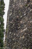 <center>Le château</center>La façade nord en partie en ruine du XVe siècle. Une archère.