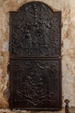 <center>Le château</center>La salle des fresques. La plaque de cheminée.
