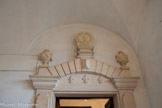 <center>Le château</center>Deuxième étage. Les deux urnes funéraires et la fleur de lys.
