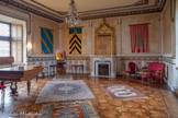 <center>Le château</center>La salle de danse. De gauche à droite : armoiries qui se lisent d'or à trois bandes d'azurde la famille Adhémar. Elle règne de 1284 à 1568. Le chateau était à cette époque un donjon carré construit sur le dyke volcanique.
Les Adhémar continuent l'œuvre entreprise par la famille des Deux-Chiens en procédant à l'ajout d'une aile supplémentaire comprenant les actuelles pièces des caves et du rez-de-chaussée, par la suite reprises dans la construction du chateau neuf Renaissance. Mais à la mort de Louis Adhémar en 1568, la prestigieuse famille s'éteint ; la famille de la Baume de Suze armoiries qui se lisent d'or à 3 chevrons de sable au chef d'azur chargé d'un lion naissant, d'argent armé et lampassé de gueules, couronné d'or
Elle règne de 1612 à 1668. La baronnie revient en 1612 à Georges de la Baume de Suze après d'âpres rivalités de familles qui auront duré près de 50 ans. C'est à la famille de la Baume de Suze que l'on doit l'aspect actuel du chateau, le troisième étage n'ayant jamais été terminé d'aménager. En 1668, Louis François de la Baume de Suze, ruiné, vend la seigneurie d'Aps à la famille de Montagut ; la famille d'Aps armoiries qui se lisent d'argent à la tour crénelée d'azur maçonnée de sable qui possédait la seigneurie d'Aps depuis le XIe siècle.