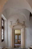 <center>Le château</center>Porte de la chambre de Marie-Antoinette. Elle se trouve, sur le palier, en face de celle du roi.