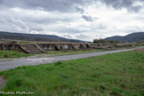 <center>Le site archéologique d'Alba</center>La cardo maximus et ses boutiques. Alba au Ier siècle avant J.-C. Cette période est celle où les Helviens sont progressivement assimilés et intégrés à la province romaine de Transalpine qui, sous Auguste, deviendra la Narbonnaise. Alba au Ier siècle avant J.-C. Les Helviens prennent parti pour Rome et deviennent alliés de Jules César au cours de la guerre des Gaules (58-52 av. J.-C.). Ceci leur vaut, peut-être de la part de César lui-même, le droit latin pour leur cité d'Alba. A cette époque, plusieurs sites se trouvaient déjà habités sur la rive gauche de l'Escoutay. On y retrouve les futurs quartiers de la ville des Ier et IIe siècles de notre ère. Alba n'ayant jamais été entourée de remparts, la superficie de l'agglomération est difficile à estimer. Une trentaine d'hectares sans doute, ce qui est la superficie de l'actuelle réserve archéologique, propriété du Département. La cité a connu un long déclin depuis la fin du IIIe siècle. Aucune trace de destruction violente n'a été retrouvée dans cette ville dont l'abandon a, au contraire, été progressif.