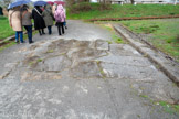 <center>Le site archéologique d'Alba</center>Les dalles restantes. Les dalles étaient en calcaire ou en basalte du Coiron, de 70 cm d’épaisseur, percées chacune d’un trou (« trou de louve ») permettant de la soulever avec un pieu ou une pince. Pas de mortier ; elles sont « autobloquantes ». Le cardo est bombé afin de faciliter l’écoulement des eaux pluviales sur ses côtés. Au-dessous, pour canaliser cette eau de pluie, se trouvaient des tuyaux de plomb portant le nom de celui qui les avait financés. Le decumanus n'a pas été localisé.