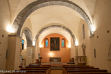 <center>L'église Saint André</center>Le plan de l’édifice est simple avec une nef, un chœur rectangulaire et une chapelle latérale au nord. La première travée de la nef est voûtée en berceau plein cintre, les deux dernières, ainsi que la travée de chœur et la chapelle, sont couvertes de voûtes d'arêtes. Des arcs doubleaux en plein cintre séparent les travées.