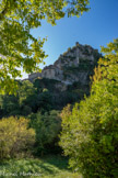 <center>Rochecolombe</center>Le vieux village médiéval est accroché à sa colline couverte de garrigue, et la jolie chapelle St Barthélémy, tout comme la tour de l’ancien château, semble tenir délicatement en équilibre tout au-dessus des maisons.