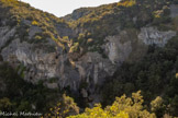 <center>Rochecolombe</center>La falaise est le prolongement de celle du ruisseau de Vendoule. Elle est formée de calcaires blancs du Crétacé (Barrémien) qui surmontent un ensemble un peu plus tendre donnant une pente moins forte. Cette pente est recouverte par un éboulis d’éclats de calcaires blancs, formés sous l’action du gel.
Le calcaire étant une roche souvent très fissurée, l’eau y pénètre facilement. Si un gel fort survient, l’eau augmente de volume et fait éclater les roches en de multiples débris anguleux qui s’accumulent sur les pentes. Des cavités dans les calcaires sont les témoins de l’érosion karstique. Eelles se sont formées dans la partie supérieure de la falaise lorsque le massif était parcouru de petits cours d'eau souterrains. Au-dessus de la cascade, le Vendoule passe dans de petites gorges remarquables.