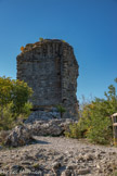 <center>Rochecolombe</center>Le premier château édifié au XIIe siècle se caractérise par la présence d'un petit donjon carré, qui a complètement disparu, entouré d'une courtine, le tout étant installé sur un éperon rocheux barré par un fossé taillé dans le rocher. C'est une disposition des plus courantes dans les régions montagneuses du sud de la France qui répond à la construction des mottes castrales dans les régions de plaine. De cette époque on peut encore voir le fossé, la courtine, la base du donjon taillée dans le rocher et la trace de quelques bâtiments occupant les alentours du donjon, dont une citerne. Ce château, bien loin des châteaux forts, ne présentait aucun confort. Vraisemblablement, seul devait y résider un officier chargé de représenter le seigneur sur les lieux.