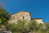 <center>Rochecolombe</center>L'église primitive, orientée, était formée d'une petite nef en partie taillée dans le roc et d'une abside à fond plat, car construite au bord de la falaise. La partie gauche du bâtiment correspond à la nef du XVIe siècle, la partie droite à la nef primitive. A droite, adossée au bâtiment, la sacristie ajoutée au XIXe siècle.