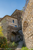 <center>Rochecolombe</center>Le village dans lequel vous entrez en traversant cette porte est le fruit du regroupement de la population aux XIe et XIIe siècles autour du château : c’est ce que l’historien appelle un “ bourg castral”. Alors que l’habitat était resté jusqu’en l’An Mil dispersé en hameaux sur l’ensemble des terres, à partir des XIe et XIIe siècles les seigneurs, soit par la contrainte, soit par des mesures incitatives, regroupent la population sous leurs châteaux. Apparu dans un premier temps sous la forme de quelques maisons au pied du château, le village est ensuite descendu sur la pente par étapes successives.