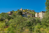 <center>Rochecolombe</center>Le château et le bourg castral de Rochecolombe se sont établis sur un éperon de calcaire dans un méandre du ruisseau de Vendoule, au pied du plateau des Gras et à peu de distance de l'Ardèche. Le château lui-même est sur une petite éminence au sommet de l'éperon.
