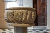 <center>Vogüé</center>Ce baptistère est une œuvre du XVIIème siècle. Il est placé à l’entrée de l’église pour signifier l’accueil par le baptême dans la communauté paroissiale.
