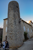 <center>Balazuc.</center>A côté, la seule tour ronde de l’enceinte protégeait, par ses meurtrières, l’angle du rempart.