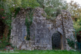 <center>Balazuc.</center>La chapelle Saint-Jean-Baptiste, à l'extérieur du rempart, est une chapelle funéraire datant du XIIIe siècle. Au-dessus de la porte, on distingue un écusson héraldique abîmé représentant un épervier. En 1300, le sire de Balazuc se nommait Guillaume des Eperviers. Cette chapelle est en ruine depuis le XVIIIe siècle.