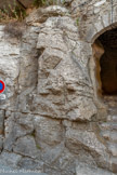 <center>La trouée de la fachinière.</center>On distingue encore les marques des barres à mine utilisées pour faire sauter le rocher.